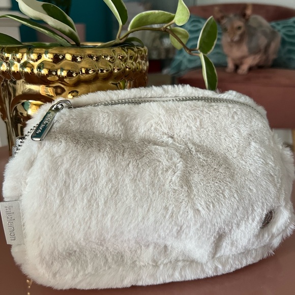 NWT Special Edition LULULEMON everywhere plush Bag/SOLD OUT - Picture 2 of 6